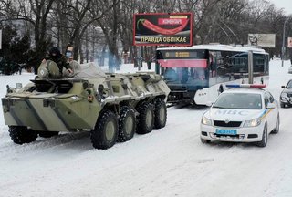 98939160_Kiev_snegopad_BTR__REUTERS_Gleb_Garanich.jpg
