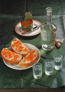 77320375_vodka_s_ikroyna_troih.jpg