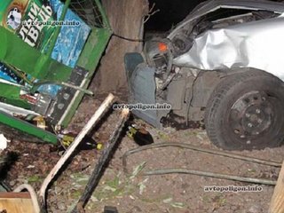 dtp_v_kieve_pyanyy_na_hyundai_accent_vrezalsya_v_kafe._foto_88721.jpg